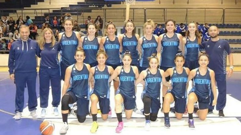 SELECCIÓN. Ricotti (3ª arriba derecha) con la camiseta albiceleste en los amistosos..