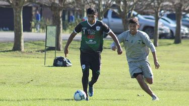 ESCAPE. Acuña comenzó a gravitar en el ataque, en el 2º tiempo..