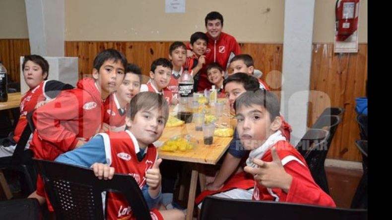 LA MESA ROJA. Los chicos de Sportivo posan para la foto a la hora del almuerzo, durante un parate del juego..