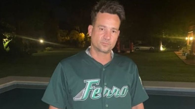 Navidad Biónica. Chano Moreno Charpentier celebró la Nochebuena junto a su tío, Esteban Charpentier, poeta y creador de la Fundación PIBES, con gran influencia en Pilar. El músico se animó a posar con la camiseta de Ferro, cuadro de su tío..