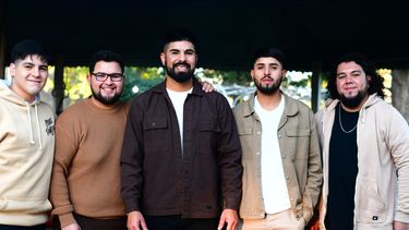 Pablo Ponce (centro) junto a sus músicos.