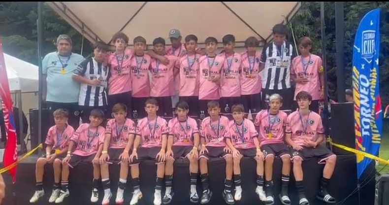 PLANTEL. Los jugadores y el técnico de Real Pilar posan con sus medallas.