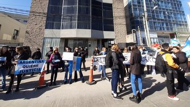 Allegados y familiares de Andrés Blaquier se concentran frente al Juzgado de Menores de Pilar desde el comienzo del juicio.