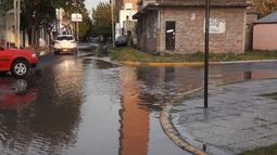 Varias calles de Pilar, inundadas por la rotura de un caño. .