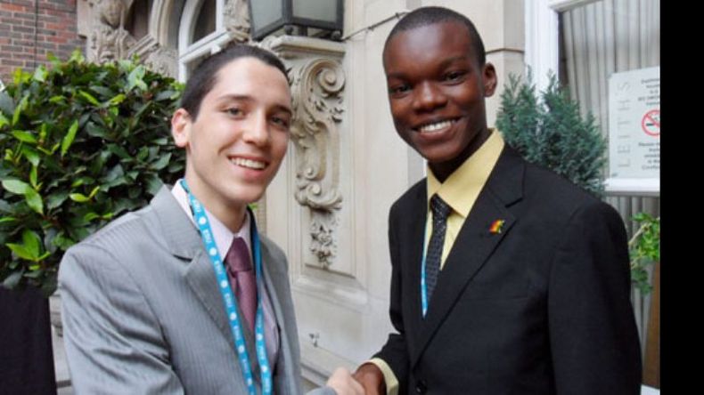 Santiago Rodríguez Ali, en un encuentro en Londres con otro de los participantes de la competencia..