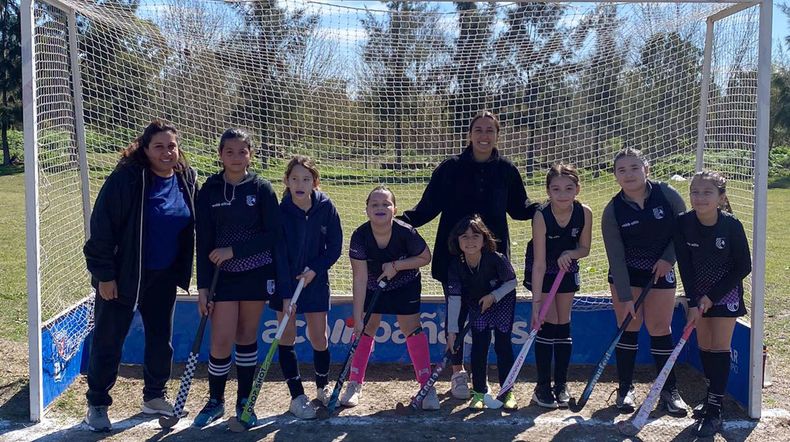 Estreno histórico para el club. El sábado pasado las jugadoras de Hockey de San José jugaron su primer partido con otro equipo. Participaron de un amistoso en la cancha de microestadio Ricardo Rusticucci con un equipo de la Municipalidad de Pilar. San José Rugby Club / @sanjoserugby.