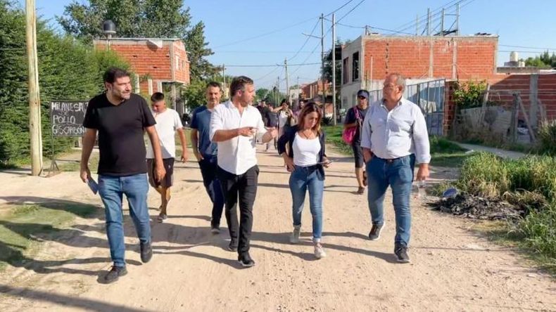 MANO A MANO. Achával sale a la calle a contarles a los vecinos las obras para sus barrios..