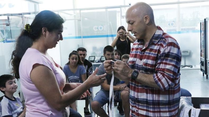 APRIETE EL BOTÓN. Ducoté entregó las alarmas, ayer, en el COM. .