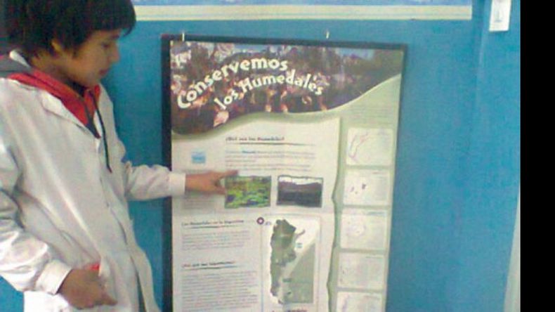 Un alumno de la EP Nº10 de Manzanares indicando las características de nuestros humedales, en un trabajo relevante de su escuela con el arroyo Las Flores, afluente del Luján..
