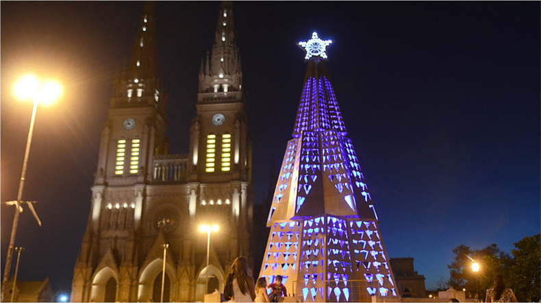 Se encendió un Árbol de Navidad Gigante en Luján. (lujan.gob.ar).