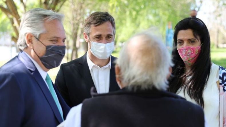 DIÁLOGO. Alberto Fernández, junto a Achával y Volnovich en Pilar..