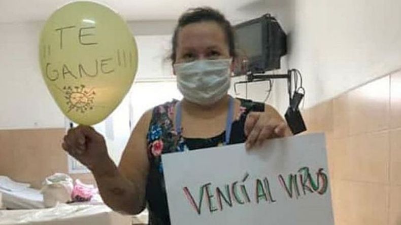 “VENCÍ AL VIRUS”. Luisa, ayer, antes de abandonar el hospital de Pilar..