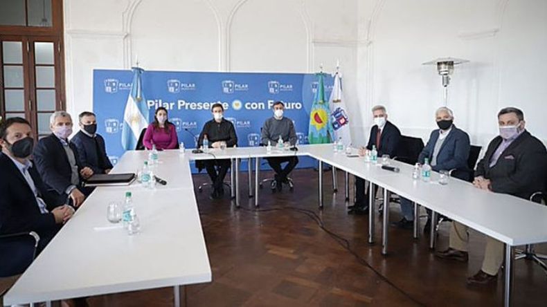 NUEVA INVERSIÓN. El intendente Federico Achával se reunió con directivos de la empresa Whirlpool, que invertirá en el Parque Industrial de Pilar para construir su nueva planta productiva. “Esta inversión demuestra el potencial productivo que tiene nuestro distrito, con oportunidades reales de crecimiento y fortalecimiento de nuestra Industria Nacional. Además, significa la incorporación de nuevos puestos de trabajo genuino”, dijo Achával..