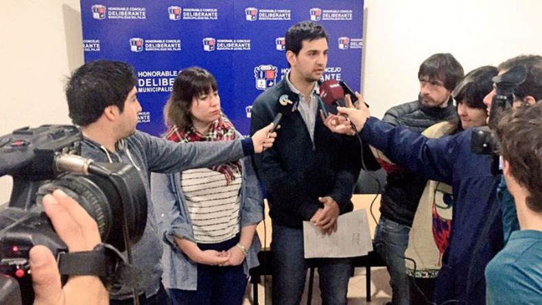 RECLAMO. La diputada Lucía Portos y el concejal, Juan Pablo Roldán. .