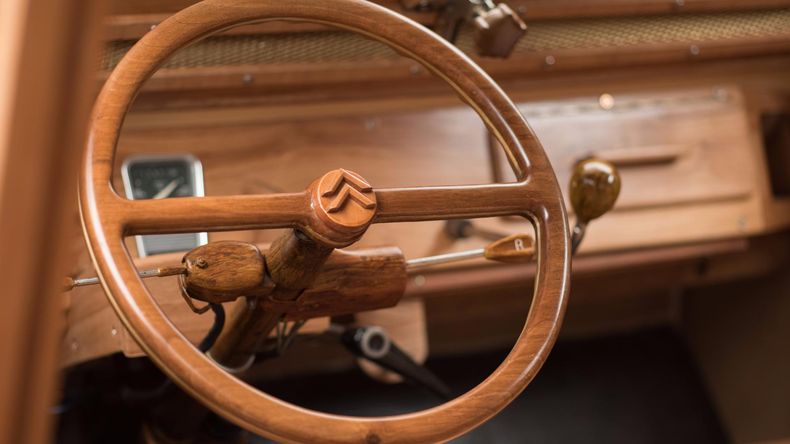 La madera utilizada proviene de árboles frutales (motor1.com).jpg