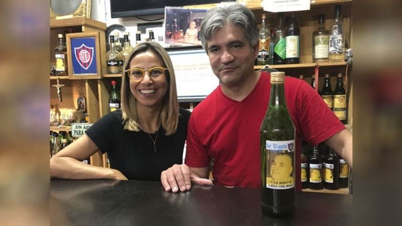 CAÑA CON RUDA. Ya pasó agosto, pero Cáceres compartió la tradicional bebida en El Laucha..