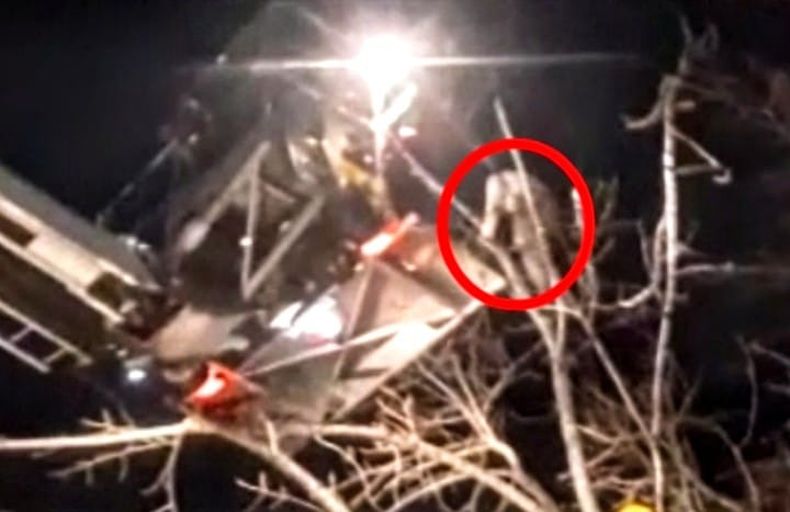 A SALVO. Momento en que los bomberos logran que el menor suba a la base de la escalera mecánica.