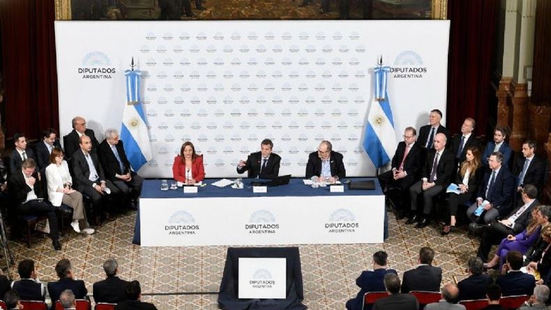 SALÓN DE LOS PASOS PERDIDOS. Massa expuso ante los diputados. .