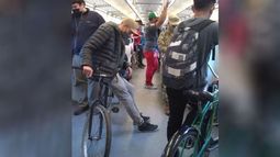 Tren San Martín. Pensé que iba a ir sentado porque había sacado mí turno para volver pero no, todo sigue igual, de verdad funcionará esto de los permisos? Kevin Caballero..