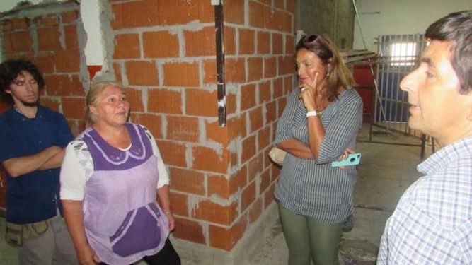 EN OBRA. La secretaria de Educación recorrió los trabajos en la 24, de Lagomarsino..