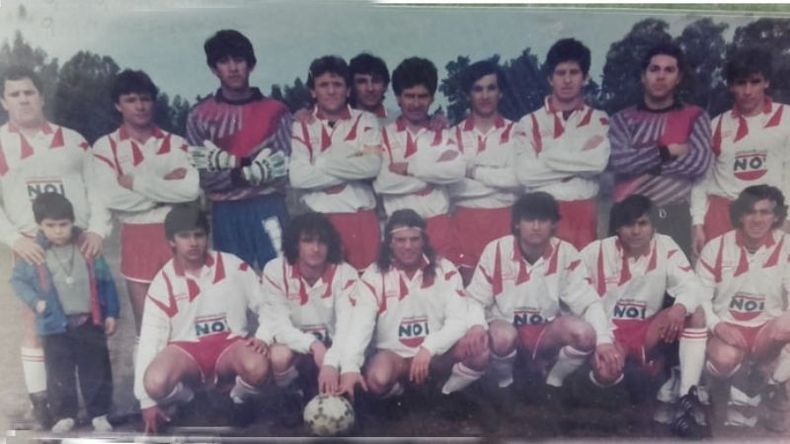 EQUIPO DE LIGA 1993. Arriba: Campe Michelini, Cebolla Baucero, Dulce Landriel, Caniche López, Tío Coronel, Novillo, Indio Nóbile, Sebastián Dolera, Dolera y Culeco González. Abajo: Gonzalo Michelini (nene), Caco Flores, Pino Bravo, Tanito Demarchi y Pepi Ortiz (último der.)..