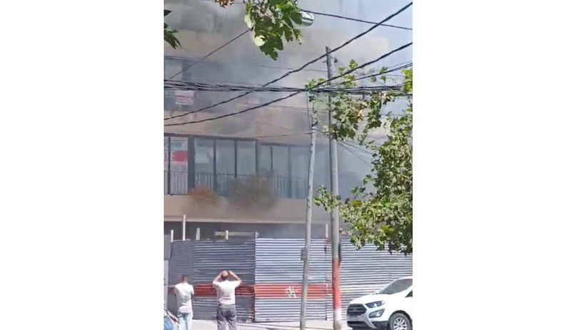 El fuego se desató pasadas las 13 en el edificio de Belgrano e Independencia.