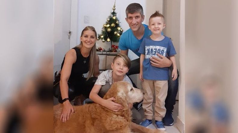 Amores perros. El basquetbolista Jony Treise junto a su mujer Melina y a sus hijos Benjamín y Benicio, esperaron la llegada de Papá Noel junto a Marley, la mascota de la familia..