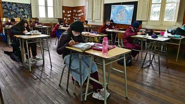 El gobernador Axel Kicillof busca que los colegios amplíen las horas de presencialidad frente a la baja de casos y el aumento de la vacunación. .