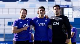 Julián Montoya, el capitán de Los Pumas, señala a Pablo Matera (centro) en la previa de su día histórico.