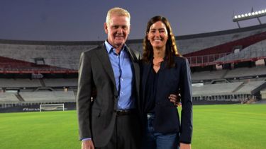 CAMPO DE JUEGO. Francisco de Narváez junto a su pareja, Carolina Klemencic, en el Más Monumental..