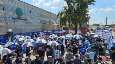 La protesta se realizó en la puerta de la papelera Samseng..