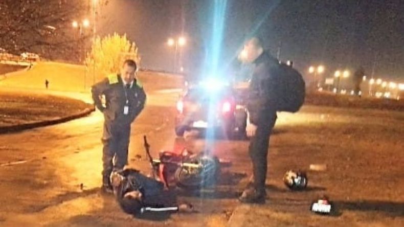 El motociclista fue trasladado al hospital Sanguinetti con politraumatismos. Foto @juancaimpacto. .