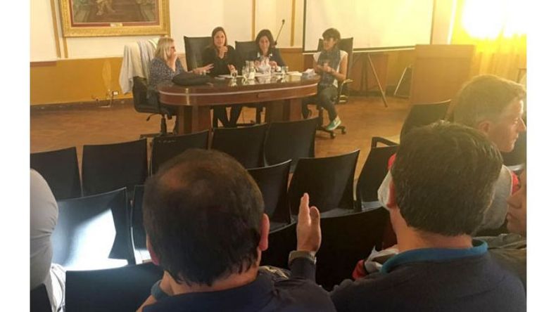 Los funcionaron responden a las dudas de los papás de los chicos..