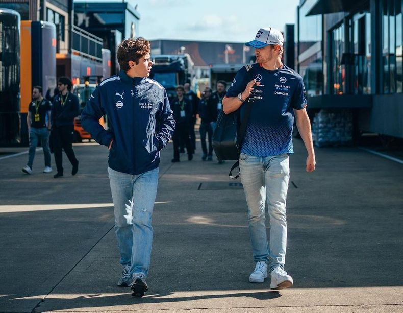 CHARLA. Colapinto sale a recorrer la pista de Silverstone junto a Sargeant.