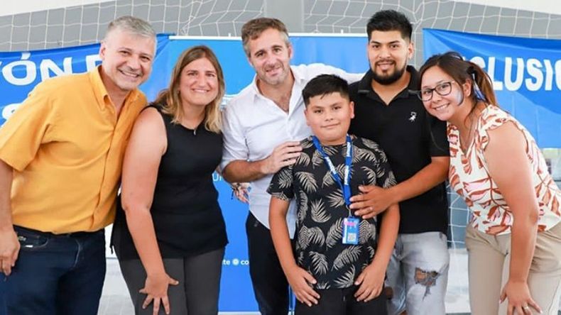 PRIORIDAD. En el acto, se entraron tarjetas azules para facilitar trámites..