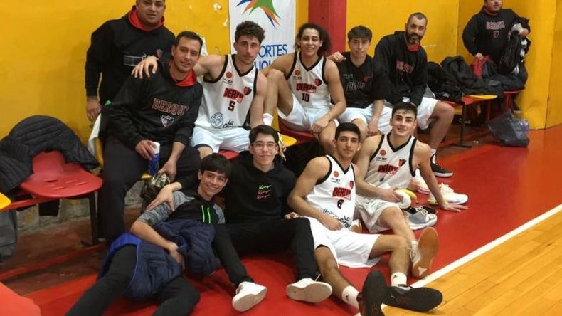 FESTEJO EN EL SUR. Los jugadores se Derqui se trajeron un triunfazo. Foto: Prensa Derqui..