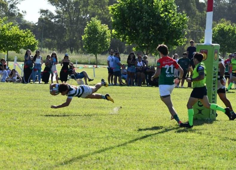 rugby brendan ascenso volando al try lejos.jpeg