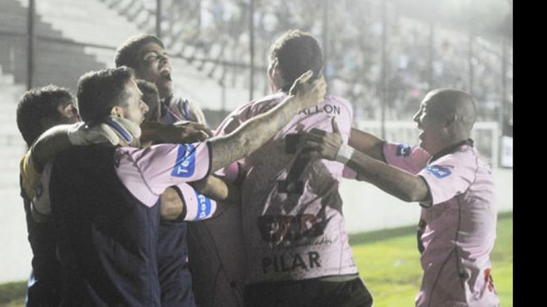(Heva). Estallido. Los jugadores desatan el festejo loco. Fénix tuvo su gran noche..