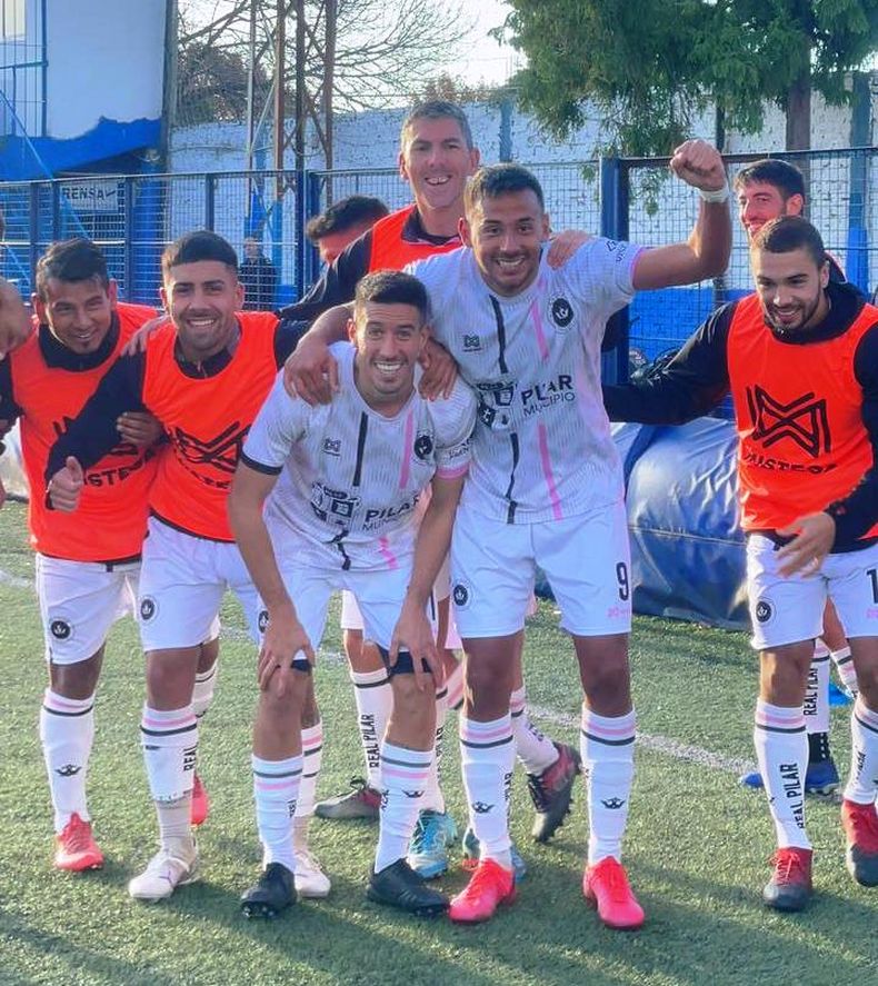 PUÑO ARRIBA. Eloy Rodríguez celebra uno de sus goles ante Paraguayo.