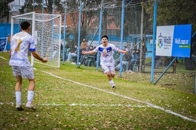 GRITALO. Franco Migueles festeja con desahogo el gol del triunfo del puntero.