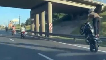El conductor de la moto realizando Willy sobre Panamericana.&nbsp;