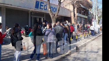 Protestar por facturas de luz y gas, una constante de los vecinos..
