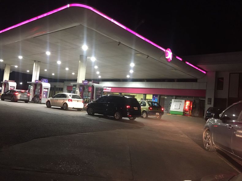 ESTACIÓN DE SERVICIO EN PILAR. En la noche de este martes, colas para ganarle al aumento.&nbsp;