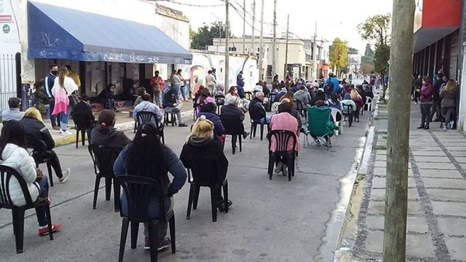 FUROR. Decenas de comerciantes hicieron cola ayer en una distribuidora de Pilar..