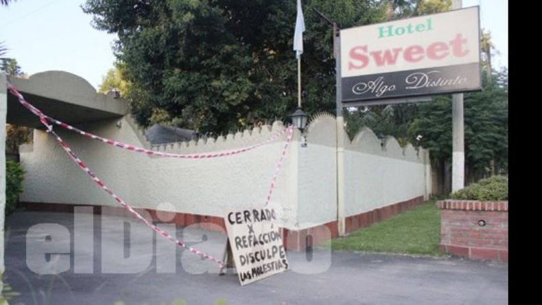 “Cerrado por refacciones” dice el cartel en la puerta del hotel clausurado..
