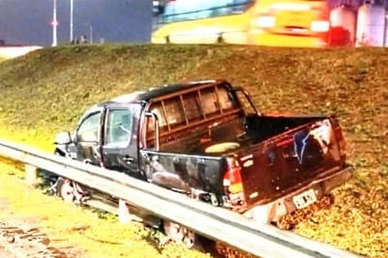LUGAR DEL ACCIDENTE. La camioneta impactó contra el guardarrail.