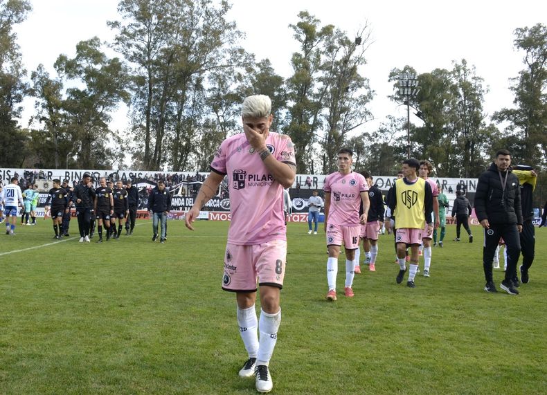BRONCA. Iván Smith sale entre lágrimas y detrás sus compañeros. Real peleó el torneo hasta el final.