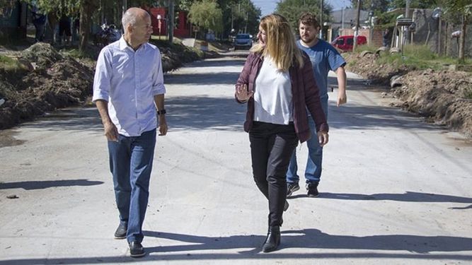 RECORRIDA. Ducoté dialogó con vecinos del barrio Agustoni..