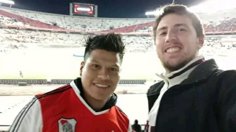 El cacique Camilo junto a Franco, uno de los pilarenses que lo acompañó en su viaje..