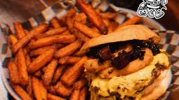 HALLOWEEN. Este sábado, Loren Burgers modificará parte del menú y se teñirá de naranja en honor a la Noche de Brujas.